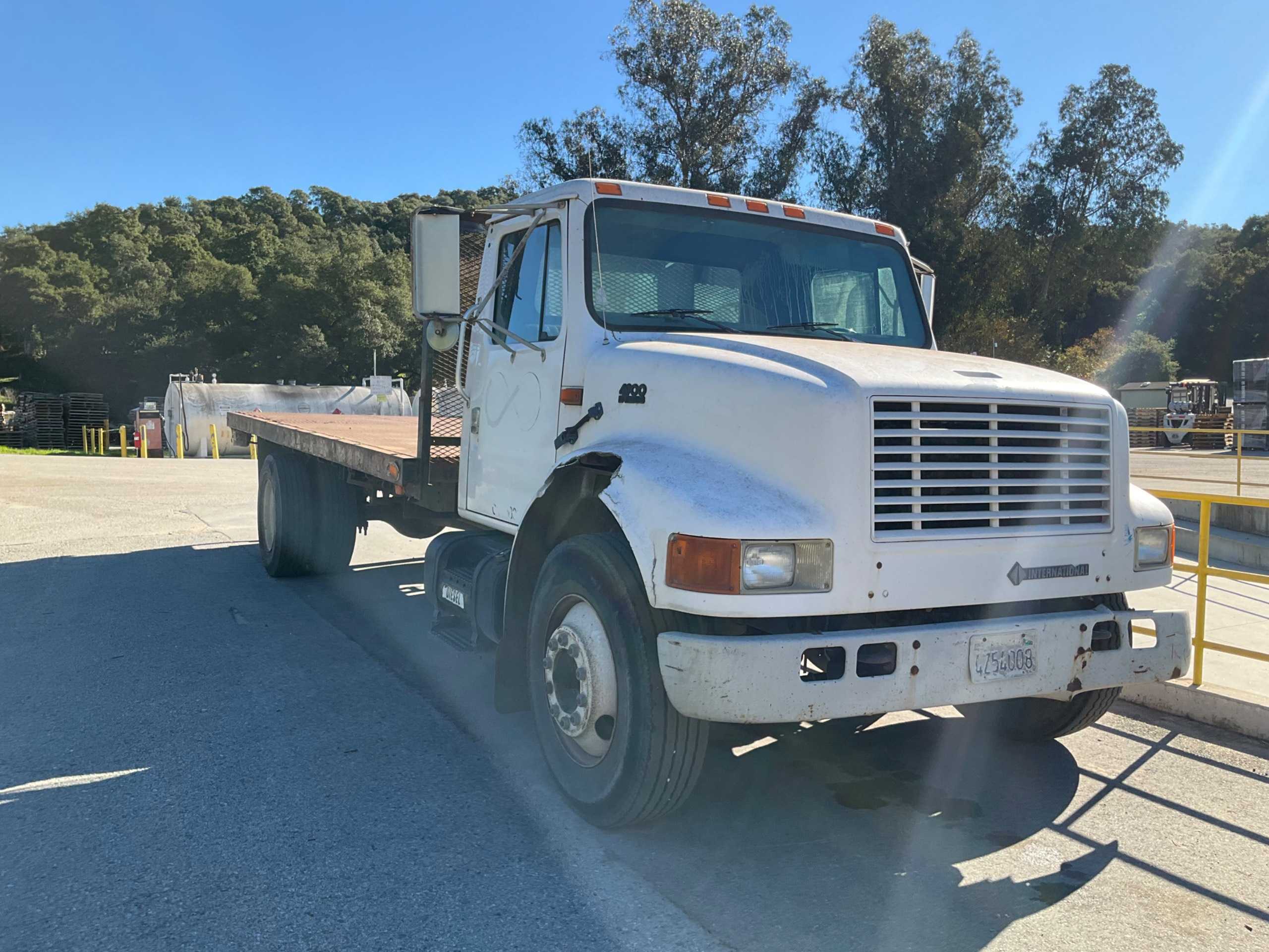 1994 INTERNATIONAL 4900 4X2 FLATBED TRUCK