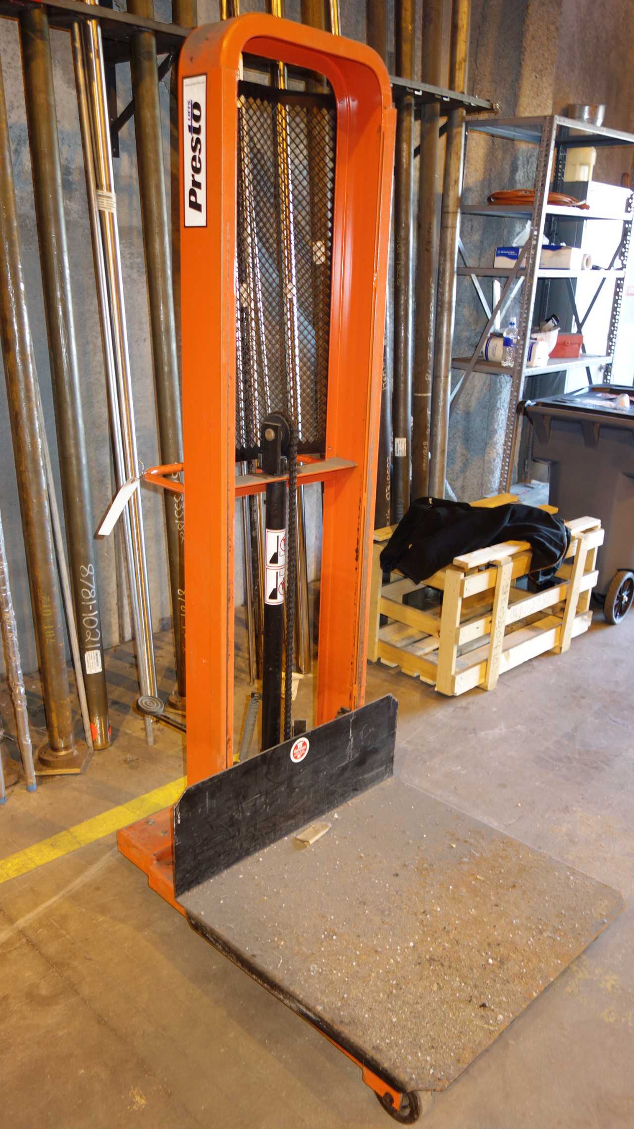 PRESTO M366 1000LBS MANUAL LIFT STACKER - FORKLIFTS