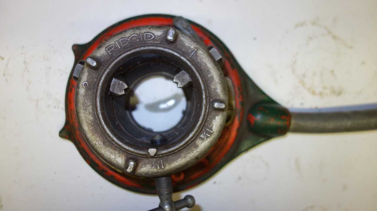 RIDGID 65-R 1 TO 2 IN MANUAL PIPE THREADER - HAND TOOLS