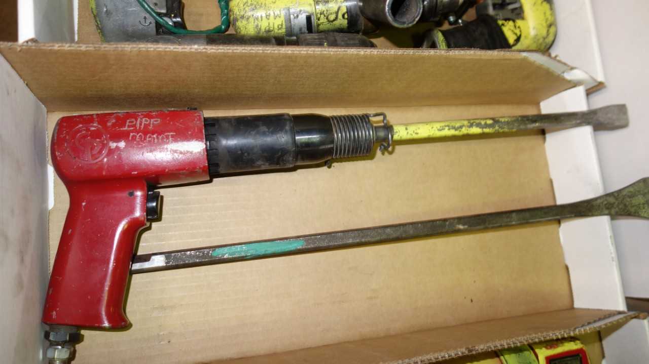 LOT OF 2 CHICAGO PNEUMATIC PISTOL GRIP AIR CHISELS - PNEUMATIC POWER TOOL