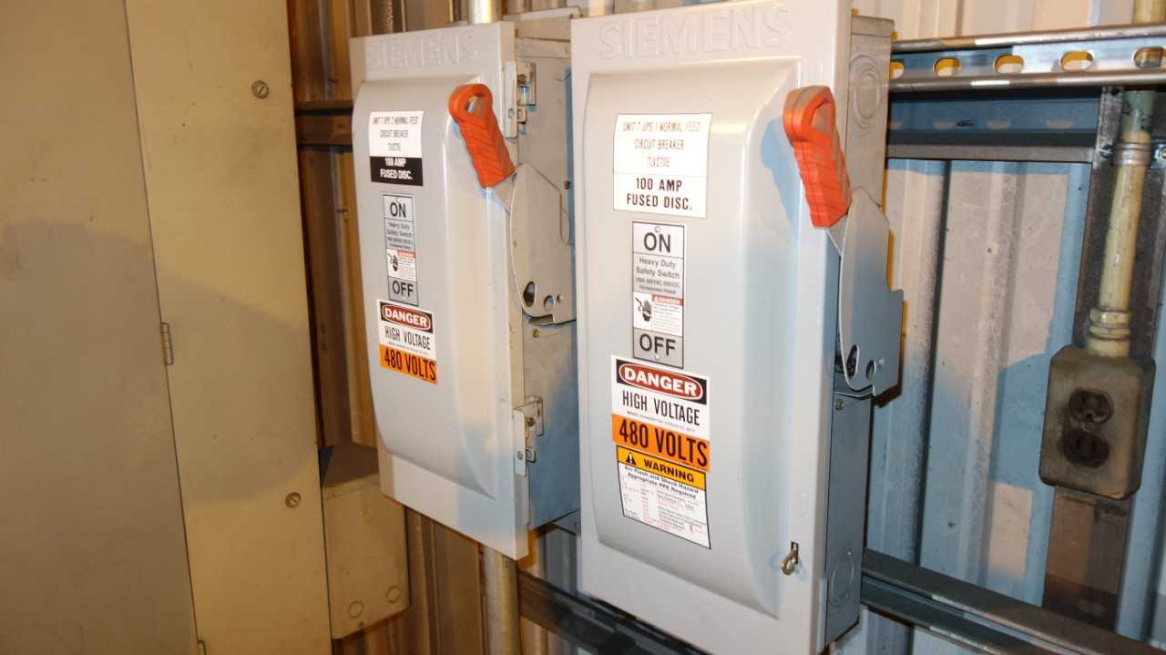 LOT OF 4 ASSORTED DISCONNECT SWITCH, SIEMENS 100A, WESTINGHOUSE 400A, ALLEN BRADLEY COMBINATION STARTER (DELAYED REMOVAL) - MOTOR STARTERS