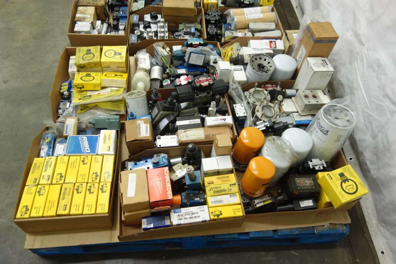 2 PALLETS OF ASSORTED HYDRAULICS - HAND TOOLS