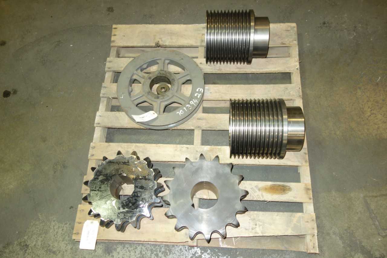 LOT OF ASSORTED SHEAVES AND SPROCKETS - PULLEYS & SHEAVES