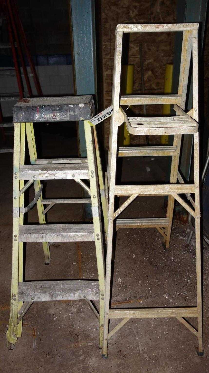LOT OF 2 ALUMINUM LADDERS, FEATHERLITE, REYNOLD 365 - MISCELLANEOUS LOT OF 2 ALUMINUM LADDERS, FEATHERLITE, REYNOLD 365 - MISCELLANEOUS