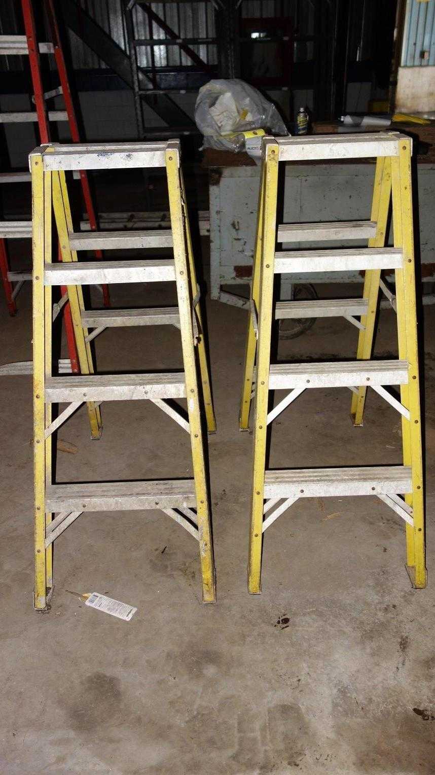 LOT OF 2 FEATHERLITE ALUMINUM LADDERS - MISCELLANEOUS LOT OF 2 FEATHERLITE ALUMINUM LADDERS - MISCELLANEOUS