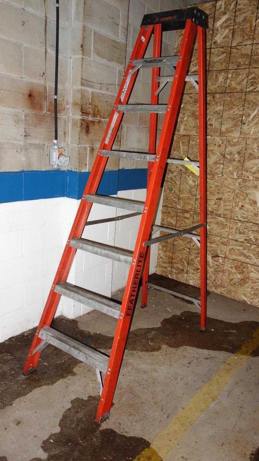 FEATHERLITE 6308 8-STEP ALUMINUM LADDER - MISCELLANEOUS