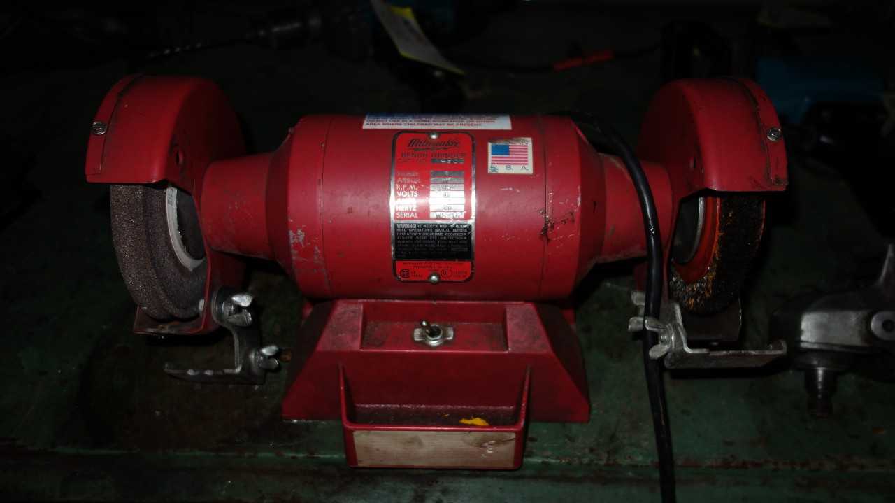 MILWAUKEE 4935 6IN BENCH GRINDER - ELECTRIC POWER TOOLS