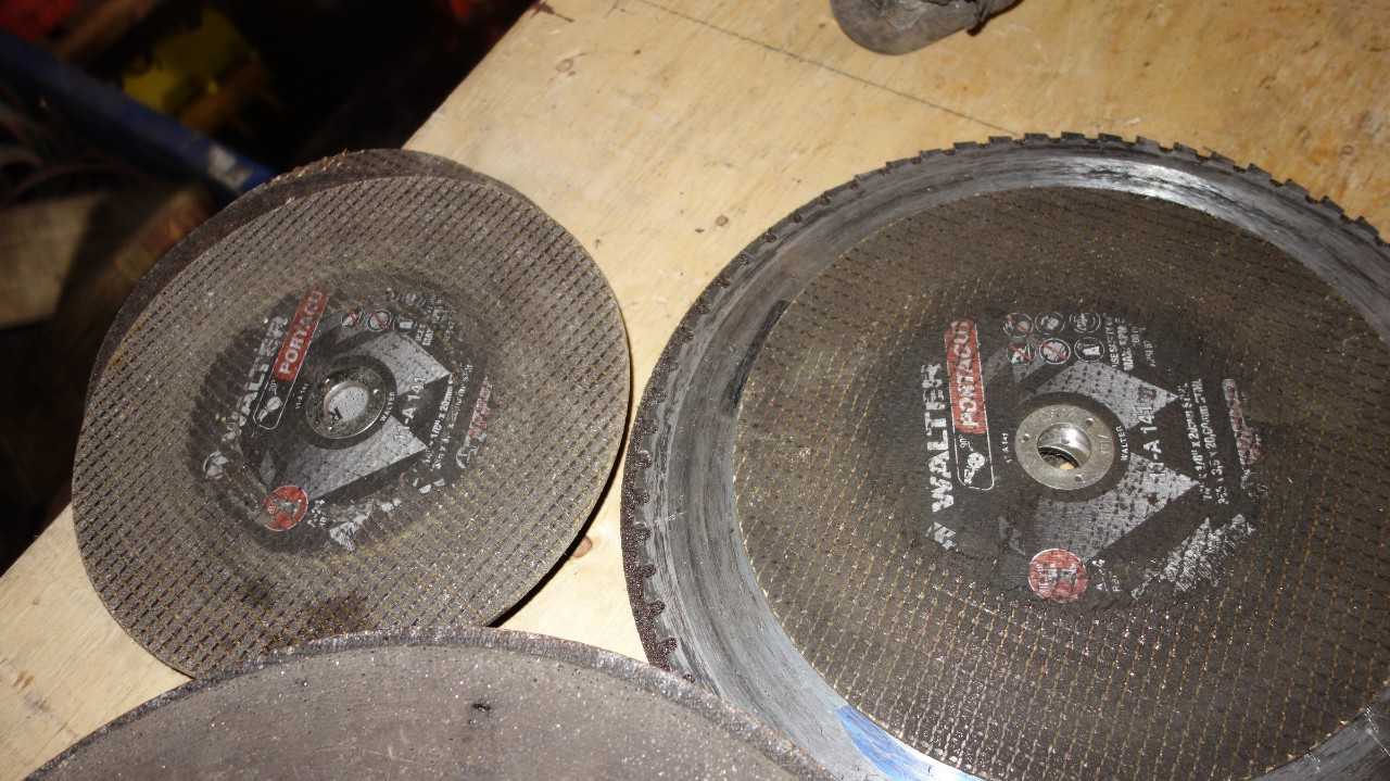 LOT OF ASSORTED GRINDING WHEELS, NORTON,WALTER, SAFEGUARD - ELECTRIC POWER TOOLS
