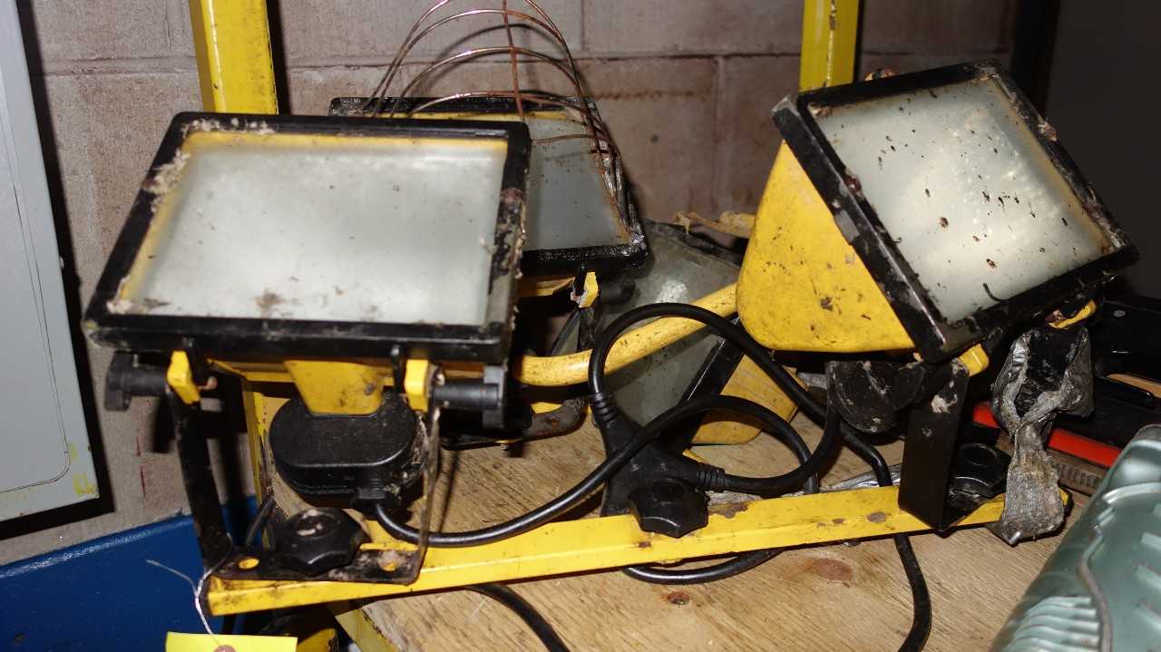 LOT OF 2 115V-AC DOCK LIGHTS - MISCELLANEOUS