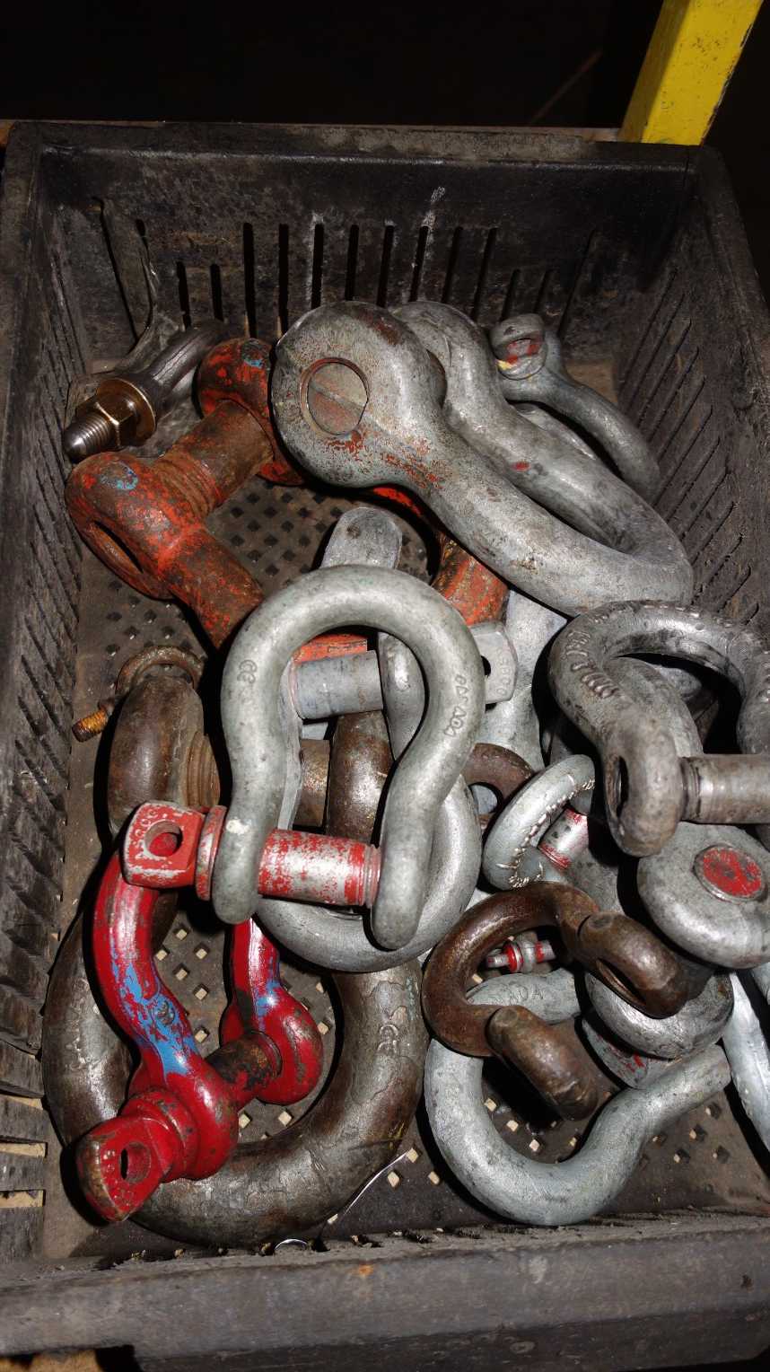 LOT OF ASSORTED CROSBY STEEL SHACKLES - LIFTING EQUIPMENT