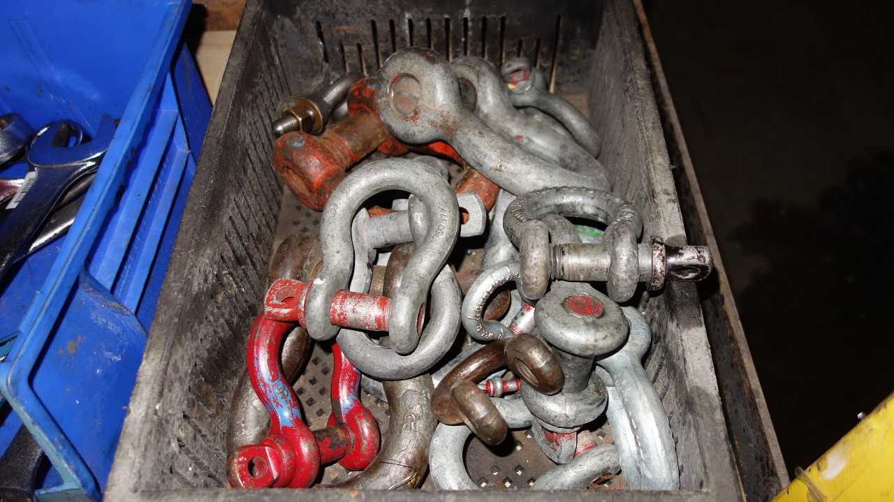 LOT OF ASSORTED CROSBY STEEL SHACKLES - LIFTING EQUIPMENT