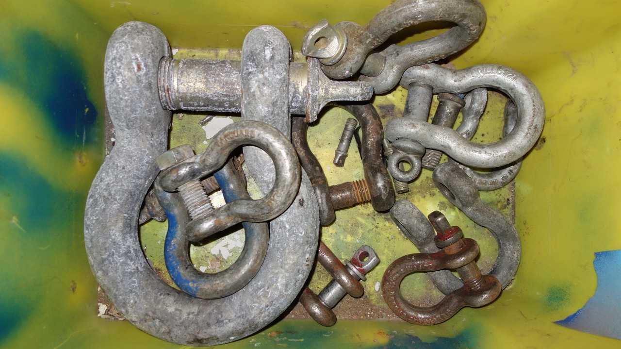 LOT OF ASSORTED CROSBY STEEL SHACKLES - LIFTING EQUIPMENT