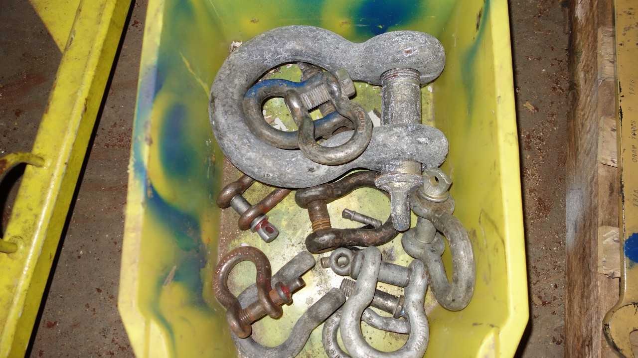 LOT OF ASSORTED CROSBY STEEL SHACKLES - LIFTING EQUIPMENT