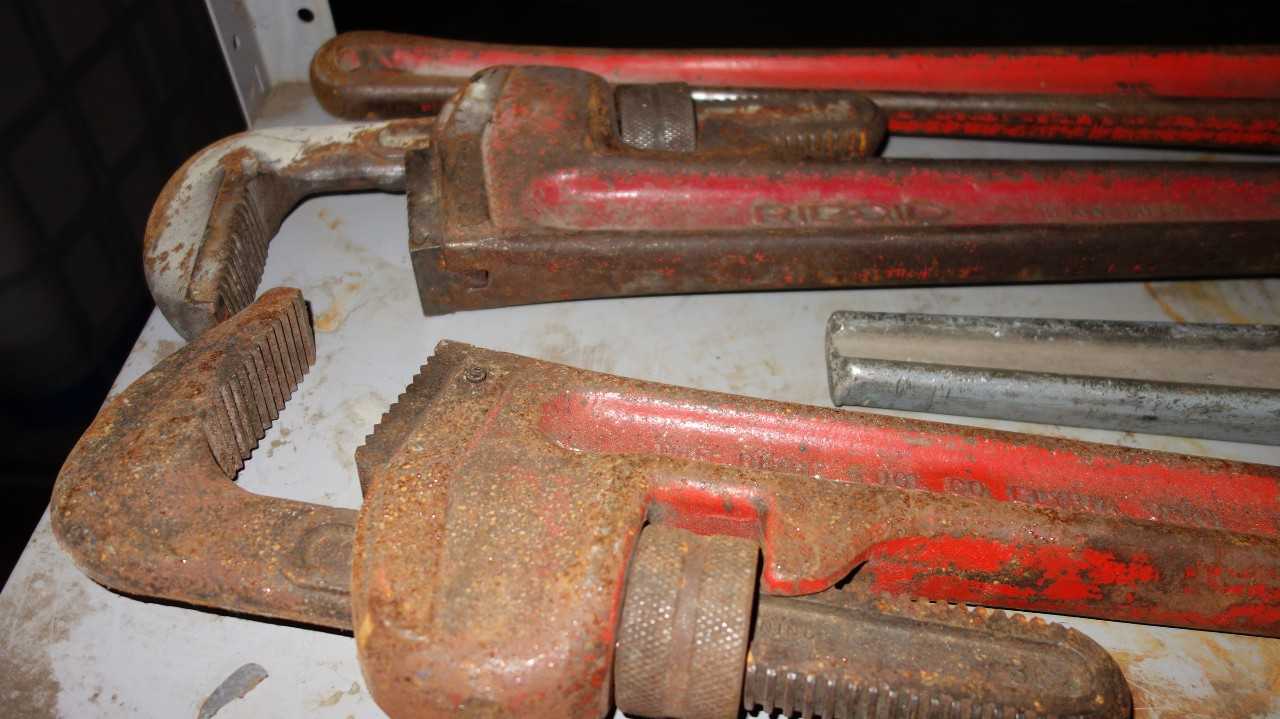 LOT OF 4 ASSORTED RIGID PIPE WRENCHES - HAND TOOLS
