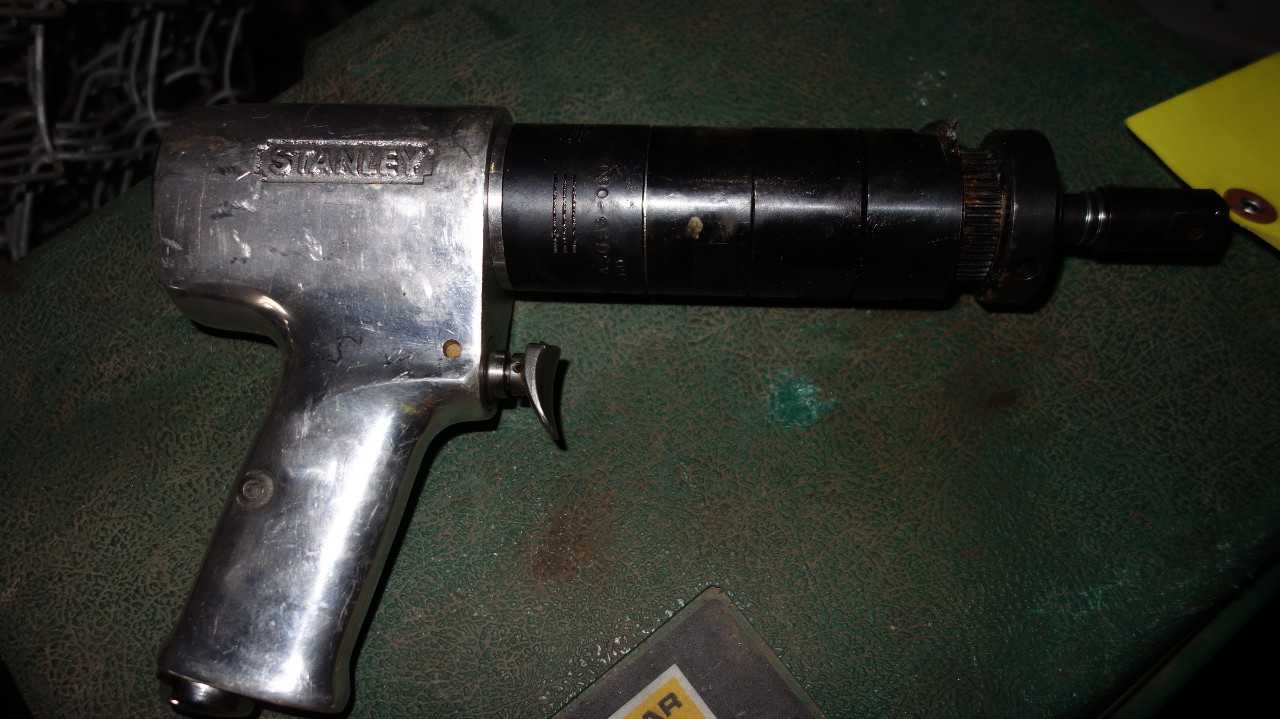 STANLEY PISTOL GRIP GREASE GUN - ELECTRIC POWER TOOLS
