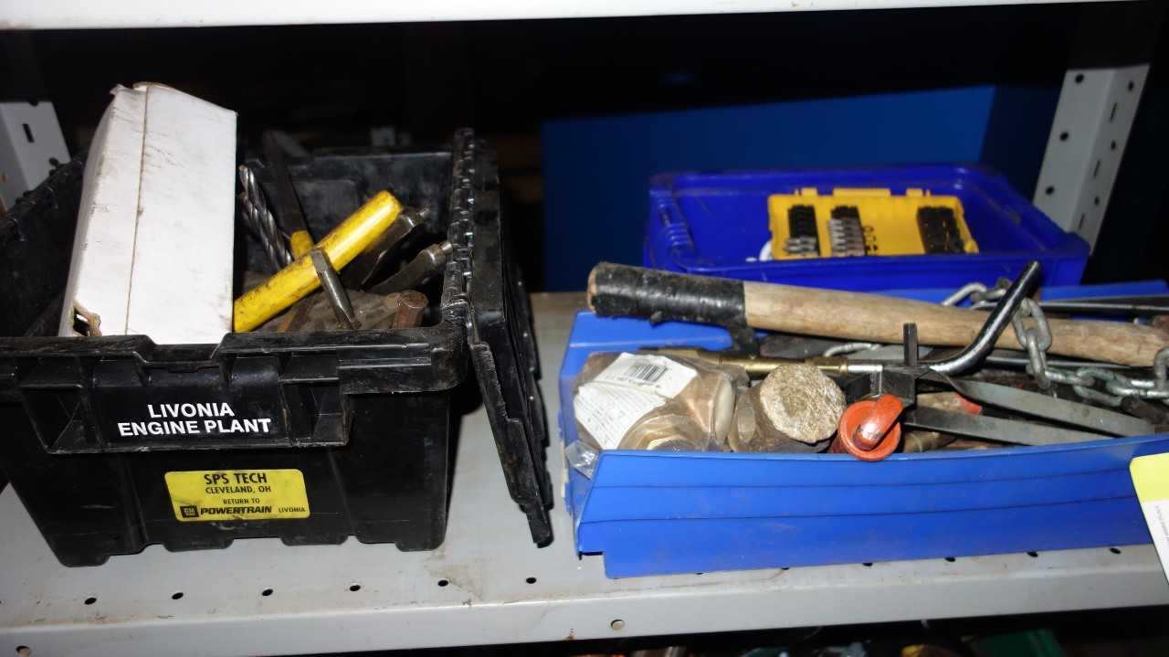 ASSORTED LOT OF MISCELLANEOUS HAND TOOLS, BITS, ALLEN KEYS, HAMMERS, FITTINGS - HAND TOOLS