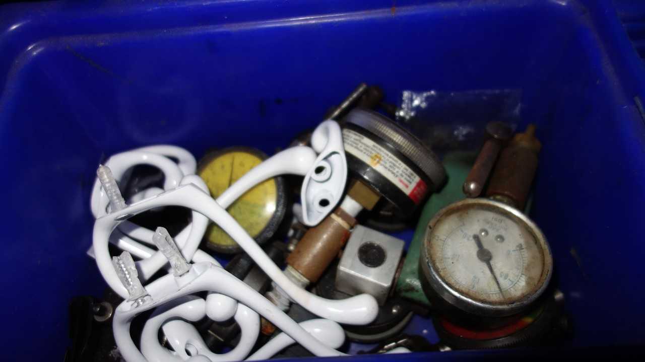 ASSORTED LOT OF MISCELLANEOUS HAND TOOLS, BITS, ALLEN KEYS, HAMMERS, FITTINGS - HAND TOOLS