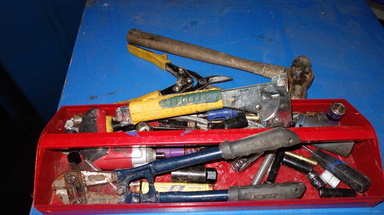 TOOL BOX OF ASSORTED HAND TOOLS, SCREWDRIVERS, BOLT CUTTERS, FILES, SHEARS - HAND TOOLS