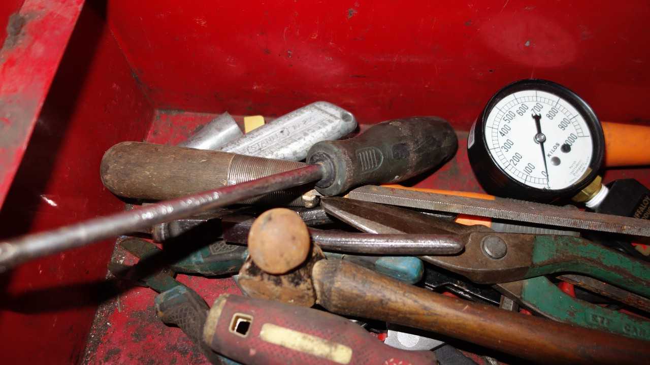 TOOL BOX OF ASSORTED HAND TOOLS, SCREWDRIVERS, BOLT CUTTERS, FILES, SHEARS - HAND TOOLS