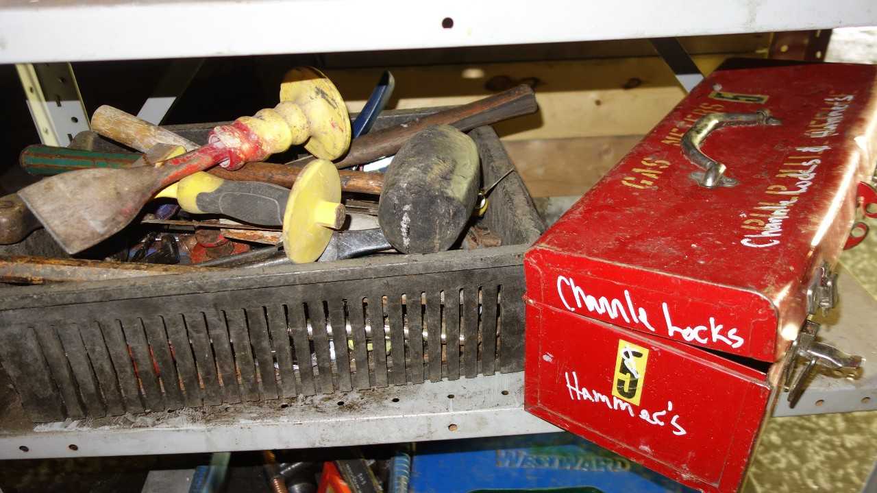 LOT OF MISCELLANEOUS HAND TOOLS, SCREWDRIVERS, VICE GRIPS, HAMMER - HAND TOOLS