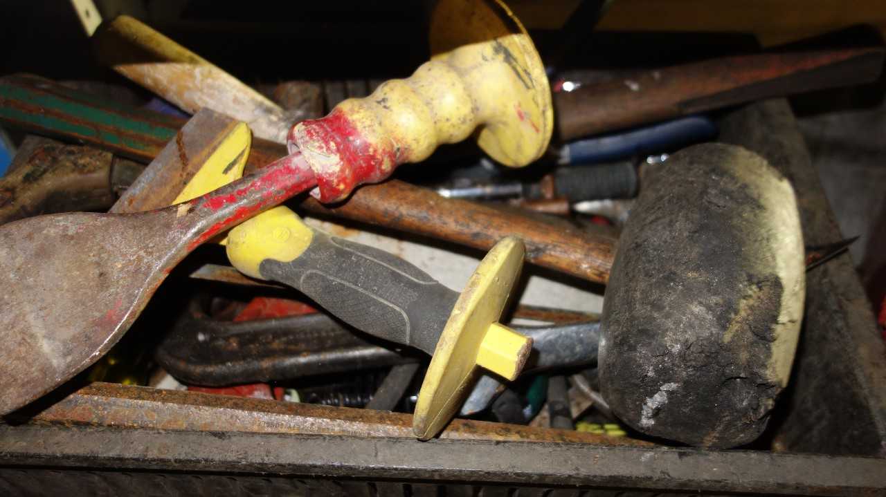 LOT OF MISCELLANEOUS HAND TOOLS, SCREWDRIVERS, VICE GRIPS, HAMMER - HAND TOOLS