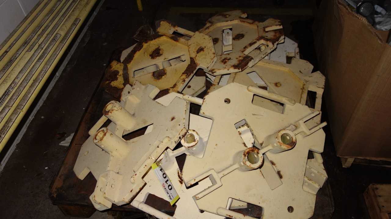 PALLET OF ASSORTED STEEL MOUNTING BRACKETS - MISCELLANEOUS