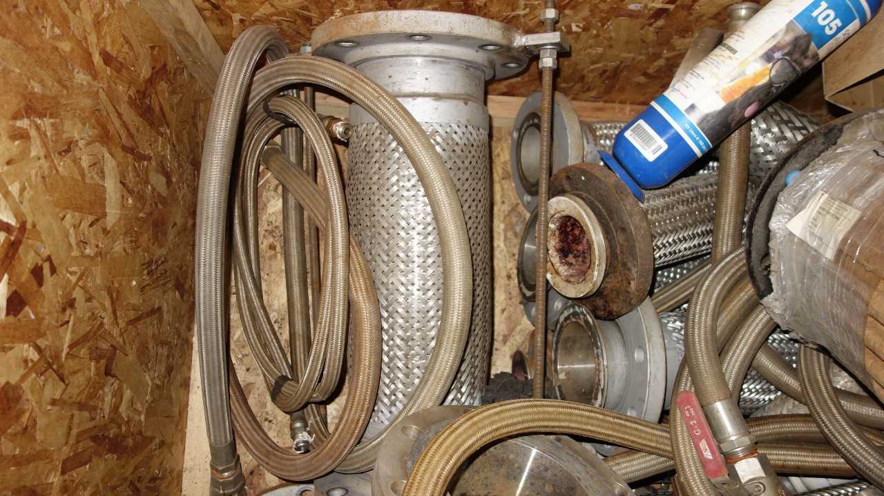 1 CRATE OF ASSORTED STAINLESS BRAIDED FLEXIBLE HOSES - MISCELLANEOUS