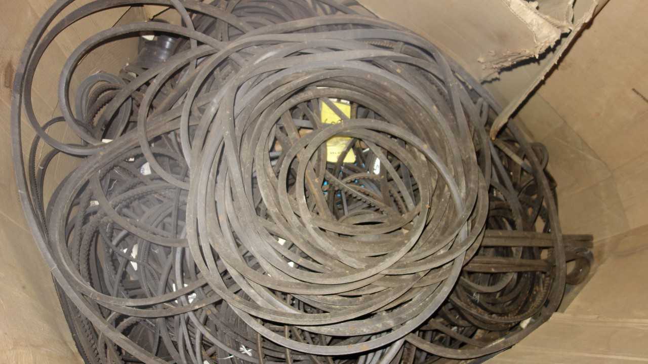 1 GAYLORD BOX OF ASSORTED V-BELTS, GATES, GOODYEAR MATCHMAKER - BELTS