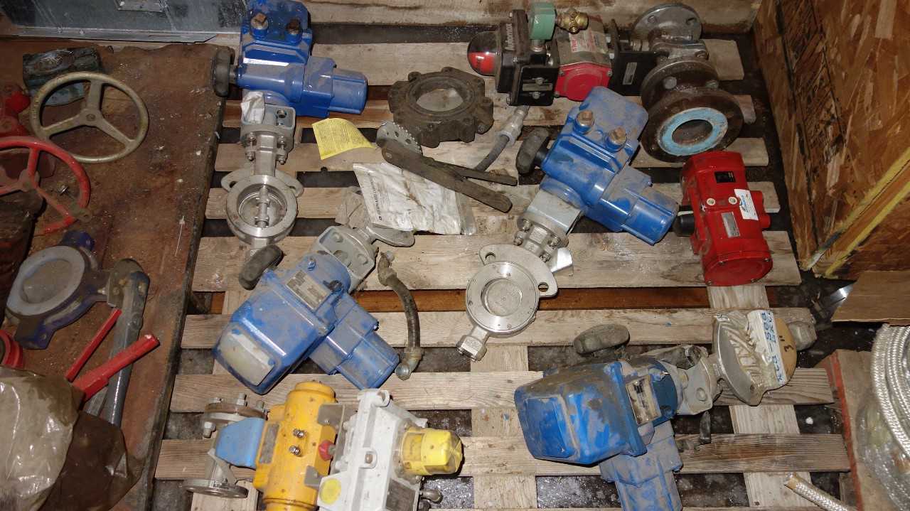 1 PALLET OF ASSORTED STAINLESS CONTROL VALVES, BALL, BUTTERFLY, KITZ, NAQIP, ABZ - VALVES