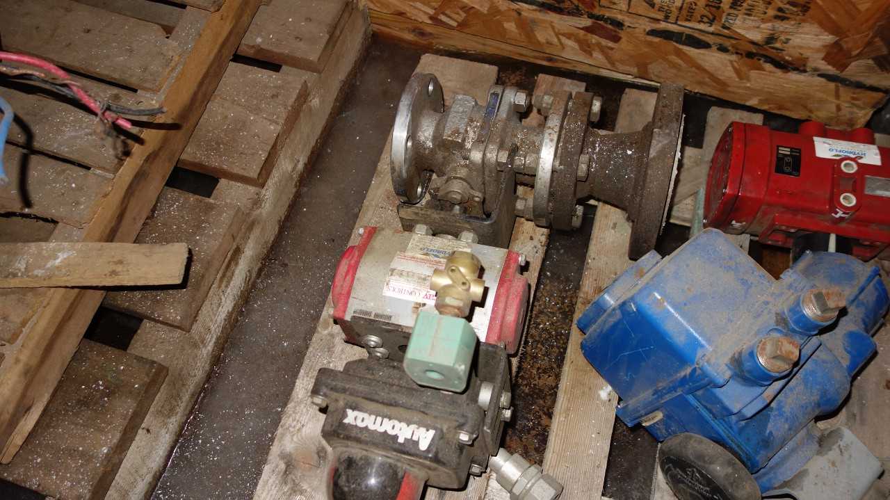 1 PALLET OF ASSORTED STAINLESS CONTROL VALVES, BALL, BUTTERFLY, KITZ, NAQIP, ABZ - VALVES
