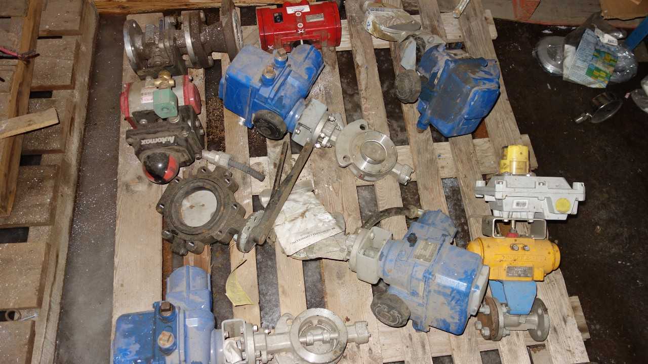 1 PALLET OF ASSORTED STAINLESS CONTROL VALVES, BALL, BUTTERFLY, KITZ, NAQIP, ABZ - VALVES