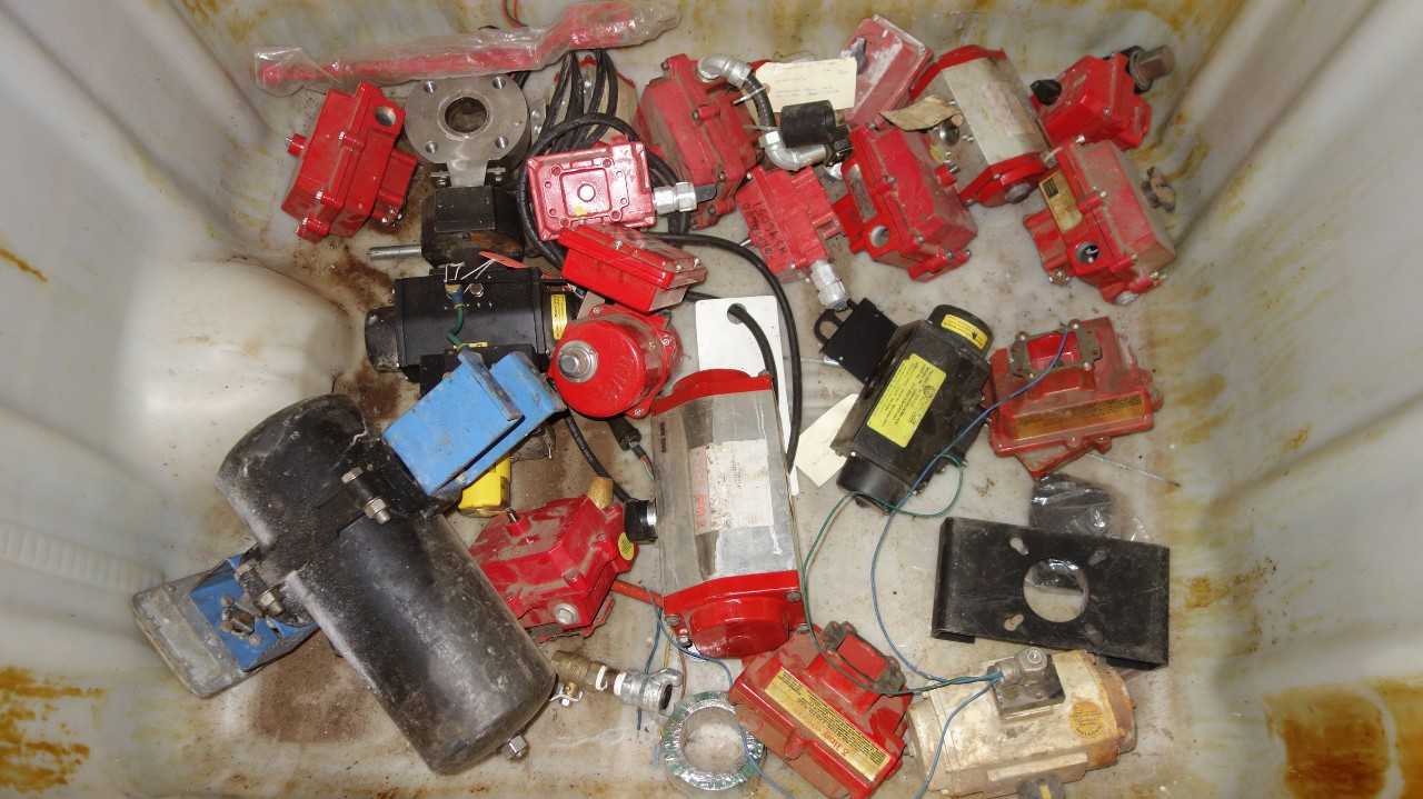 1 PALLET OF ASSORTED VALVE ACTUATORS, REPLACEMENT PARTS, GRINNEL, BRAY, TRIAC - VALVES