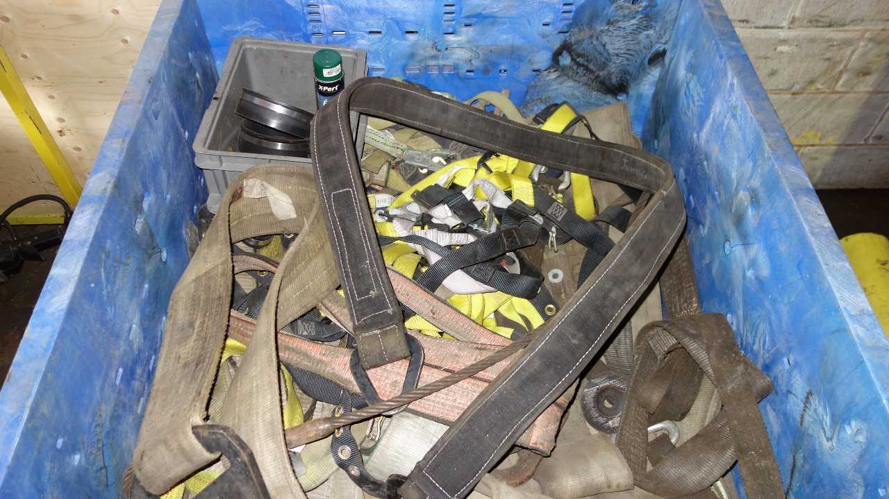 1 BOX OF ASSORTED HOISTING RIGGING SLINGS, STRAPS - LIFTING EQUIPMENT