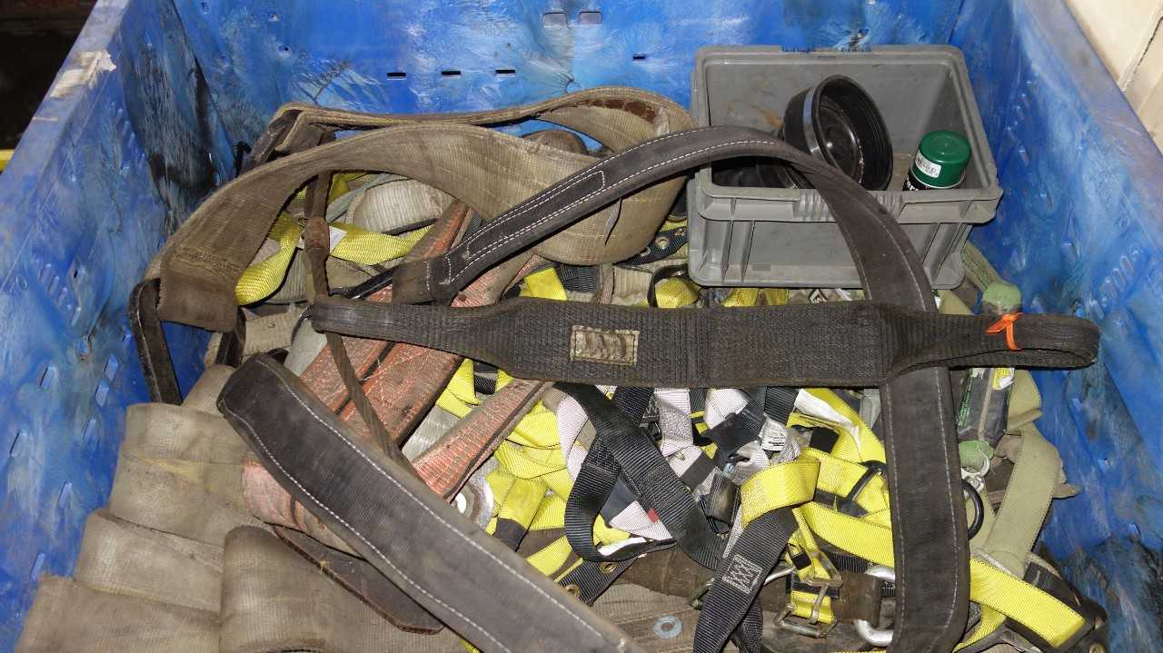 1 BOX OF ASSORTED HOISTING RIGGING SLINGS, STRAPS - LIFTING EQUIPMENT