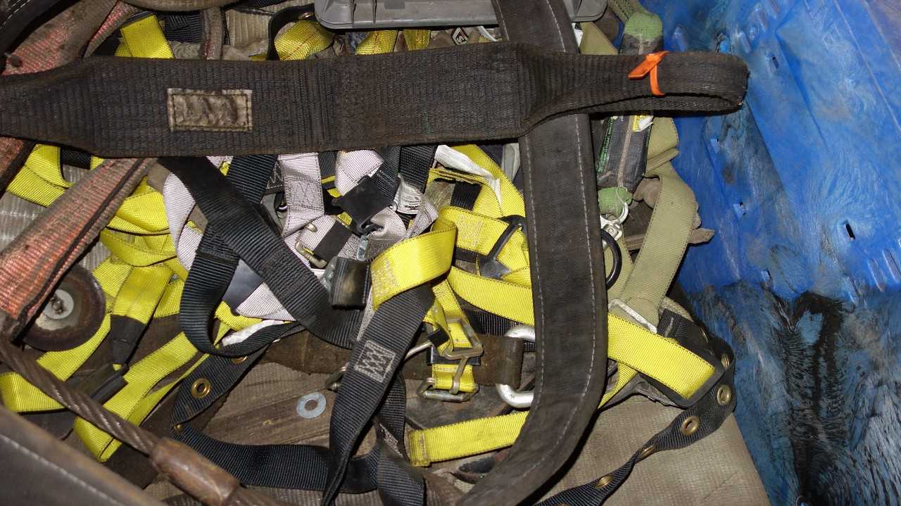 1 BOX OF ASSORTED HOISTING RIGGING SLINGS, STRAPS - LIFTING EQUIPMENT