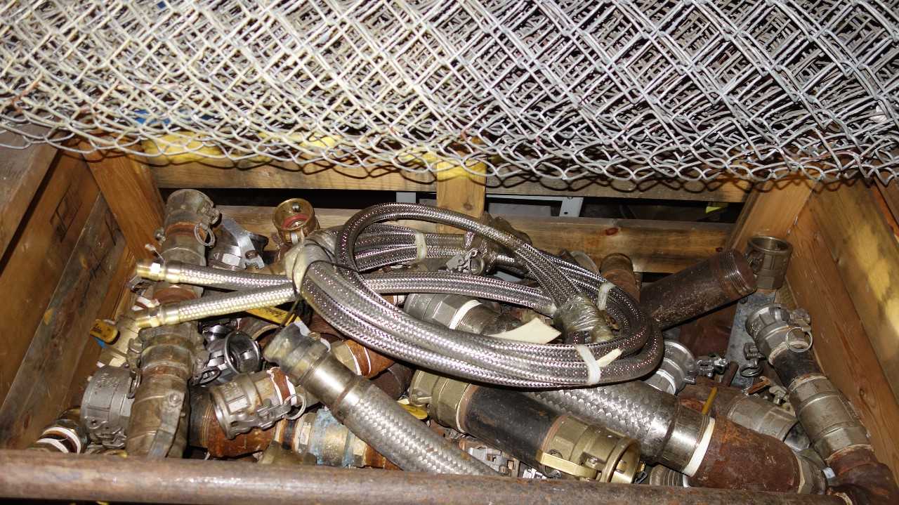 1 CRATE OF ASSSORTED STEEL, BRASS VALVE FITTINGS, COUPLERS, DIXON - VALVES