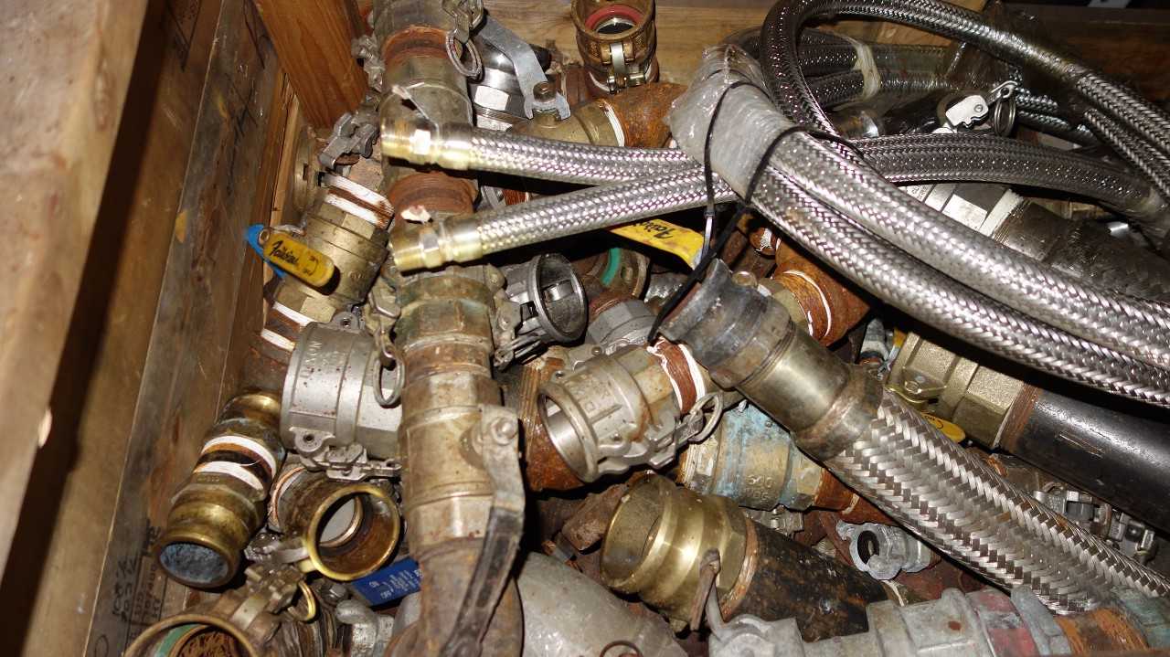 1 CRATE OF ASSSORTED STEEL, BRASS VALVE FITTINGS, COUPLERS, DIXON - VALVES