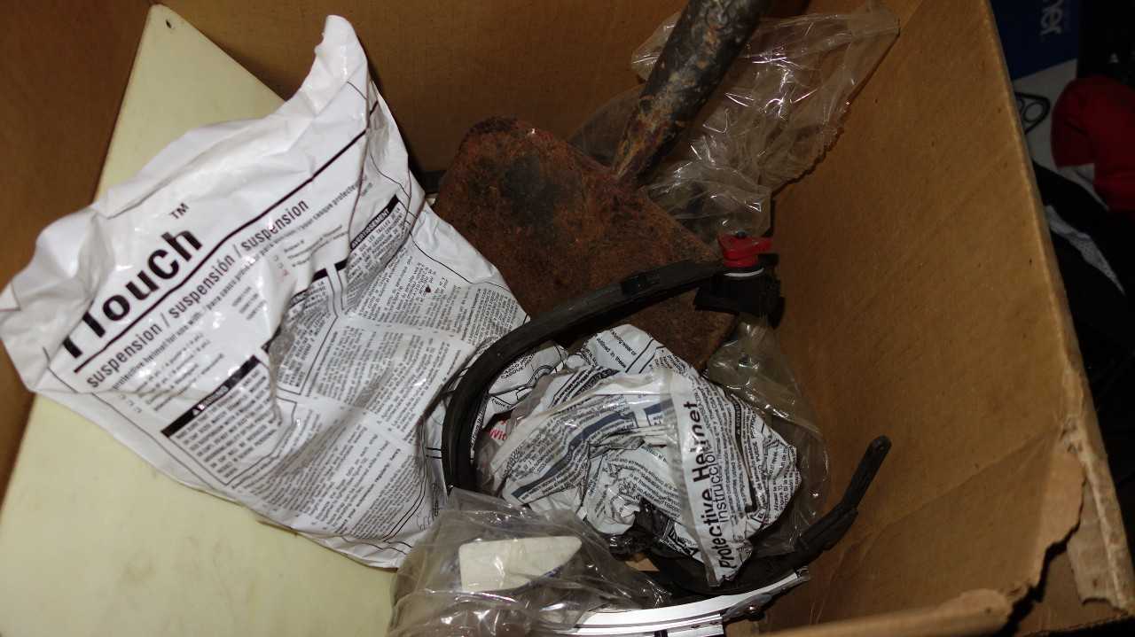 BOX OF ASSORTED MISCELLANEOUS CLEANING SAFETY TOOLS, SHOVELS, BROOMS, WIPES, - INDUSTRIAL PARTS