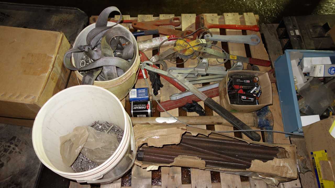 1 PALLET OF ASSORTED HAND TOOLS, WRENCHES, PICKAXE, SCREWS - ELECTRIC POWER TOOLS