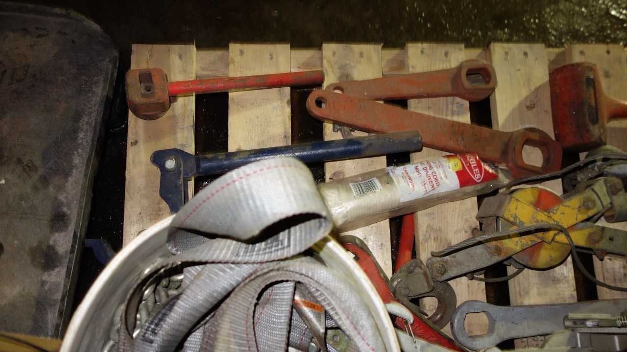 1 PALLET OF ASSORTED HAND TOOLS, WRENCHES, PICKAXE, SCREWS - ELECTRIC POWER TOOLS