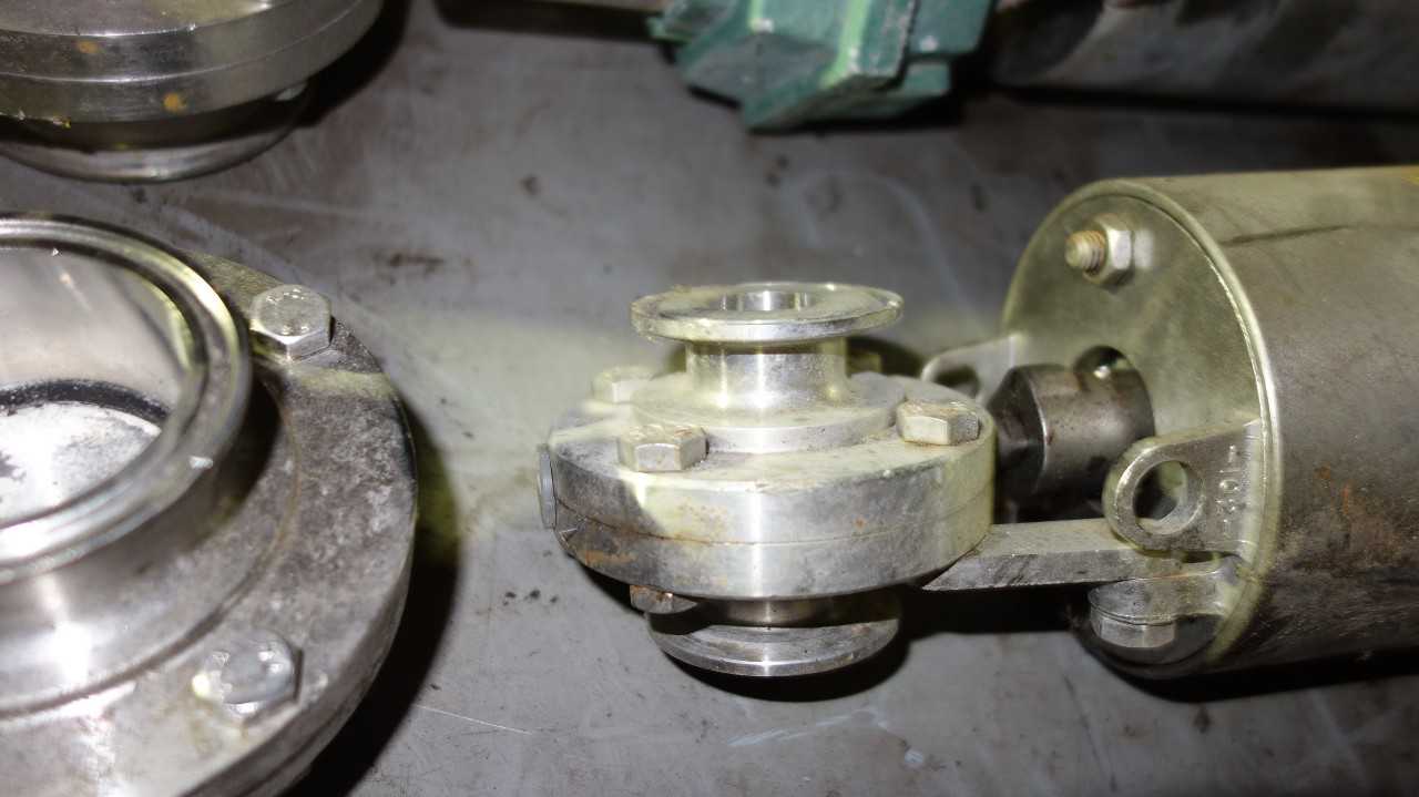 LOT OF ASSORTED STAINLESS SANITARY BUTTERFLY VALVES, LADISH - VALVES