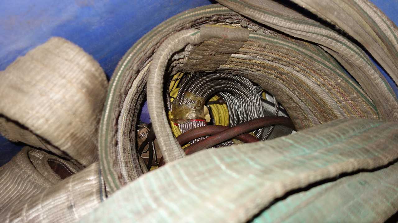 1 BOX OF ASSORTED HOISTING RIGGING SLINGS, STRAPS - LIFTING EQUIPMENT