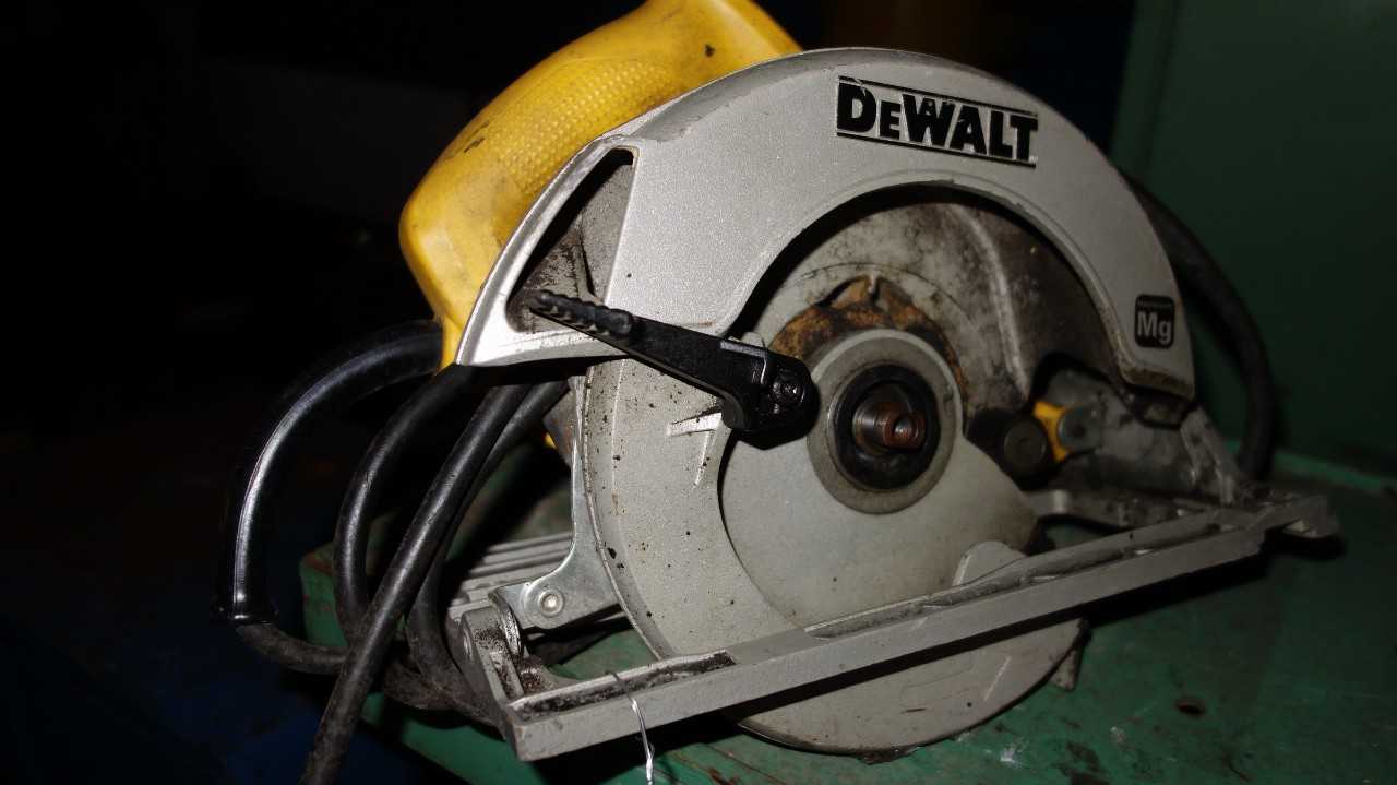 DEWALT DW368 120V-AC 7-1/4IN CIRCULAR SAW - ELECTRIC POWER TOOLS