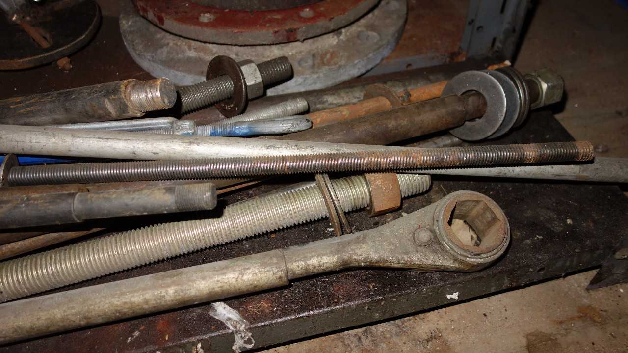 CONTENTS OF SHELF - MISCELLANEOUS HAND TOOLS, STRAPPERS, CLAMPS, SLINGS, RODS - ELECTRIC POWER TOOLS