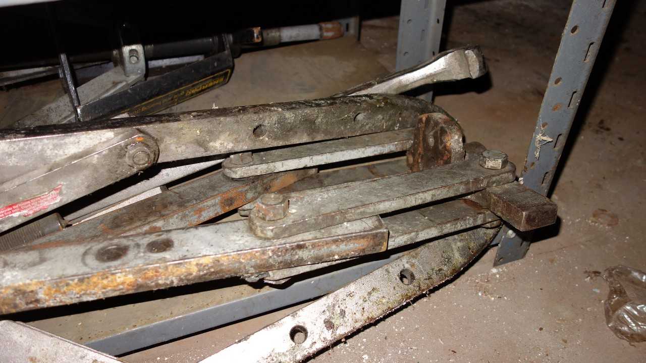 CONTENTS OF SHELF - MISCELLANEOUS HAND TOOLS, RATCHETS, CLAMPS, GRIPPERS, VALVES - ELECTRIC POWER TOOLS