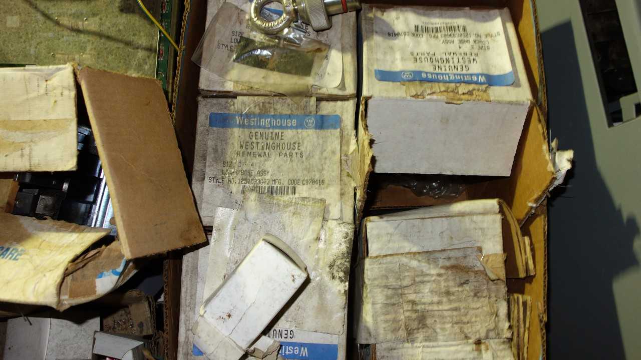 1 PALLET OF ASSORTED ELECTRICAL CONTROLS, DRIVES, STARTERS, ALLEN BRADLEY - ELECTRICAL COMPONENTS