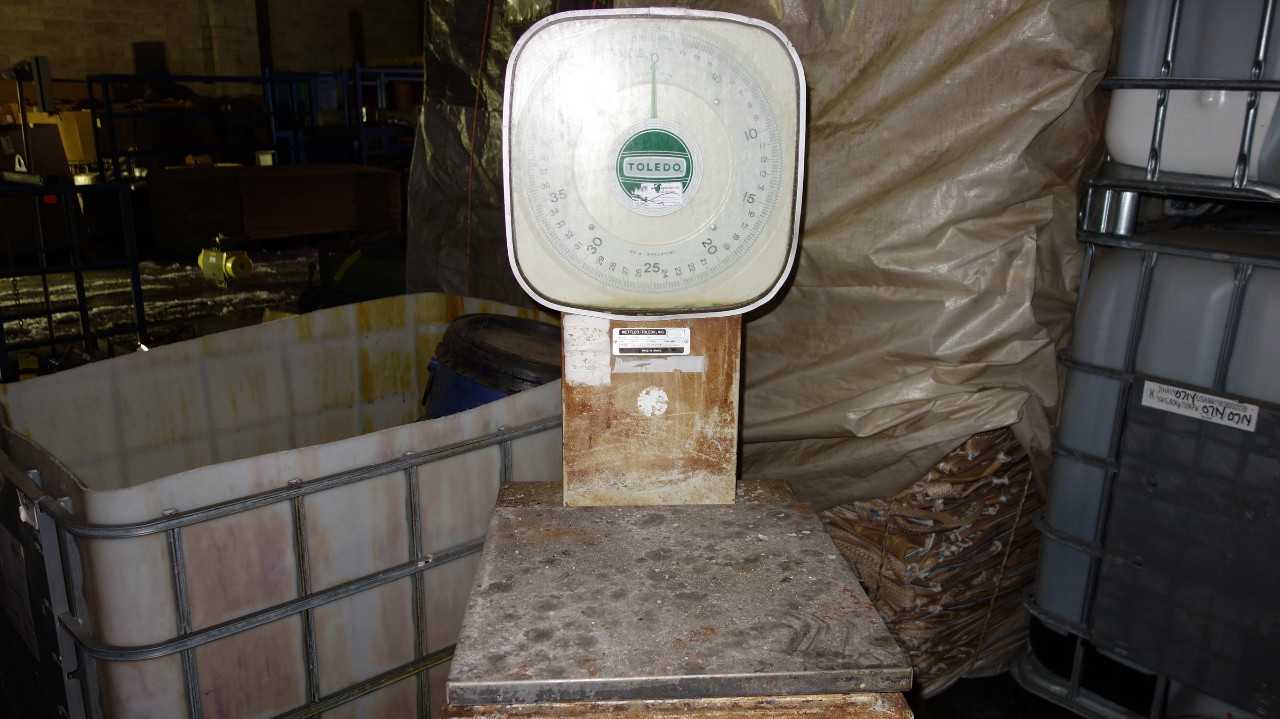 TOLEDO 2020 100LB MANUAL SCALE - SCALES