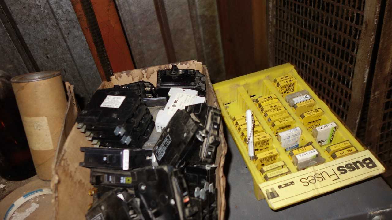 LOT OF ASSORTED ELECTRICAL, BREAKERS, FUSES, SQUARE D, BUSSTRON - ELECTRICAL COMPONENTS