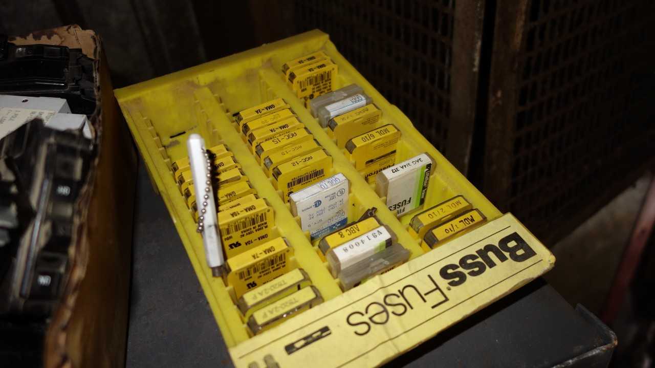 LOT OF ASSORTED ELECTRICAL, BREAKERS, FUSES, SQUARE D, BUSSTRON - ELECTRICAL COMPONENTS