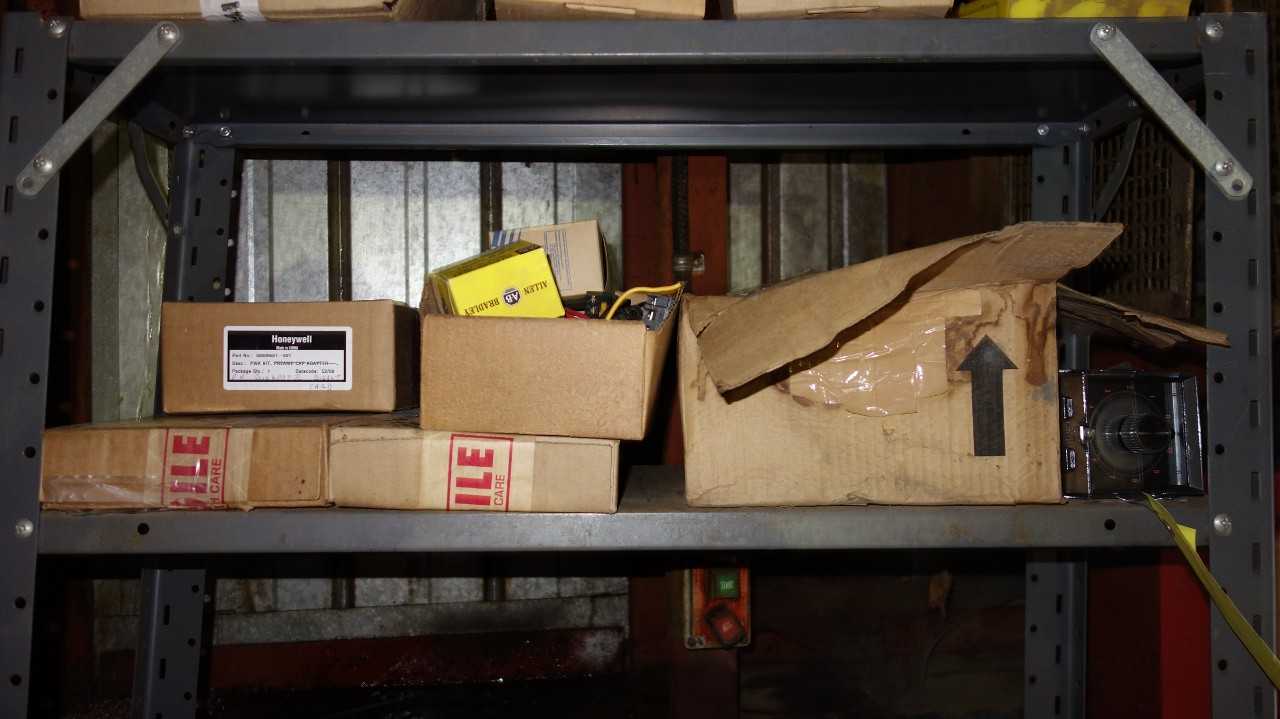 LOT OF ASSORTED ELECTRICAL CONTROLS, BREAKERS, SWITCHES, ALLEN BRADLEY, SQUARE D - ELECTRICAL COMPONENTS